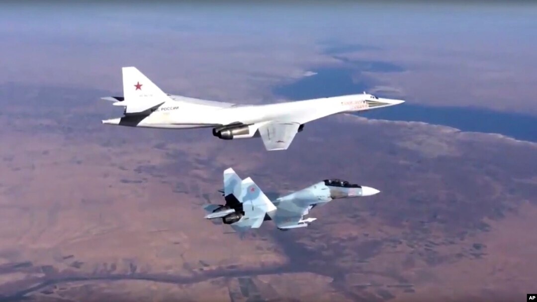 러시아 폭격기 Tu-160이 시리아 내 목표 타격을 향해 비행하는 모습을 러시아 국방부가 20일 웹사이트에 공개했다. 