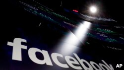 ARCHIVO-- El logo de Facebook en las pantallas del Nasdaq MarketSite, Times Square, Nueva York. 29/3/18.